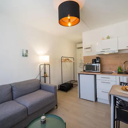 Studette Croisette, Proche Martinez *