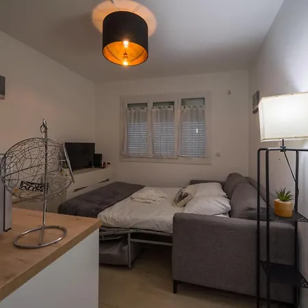 Studette Croisette, Proche Martinez