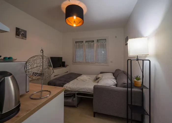 Studette Croisette, Proche Martinez