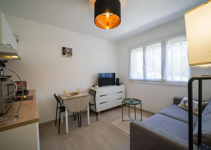 Studette Croisette, Proche Martinez Daire *