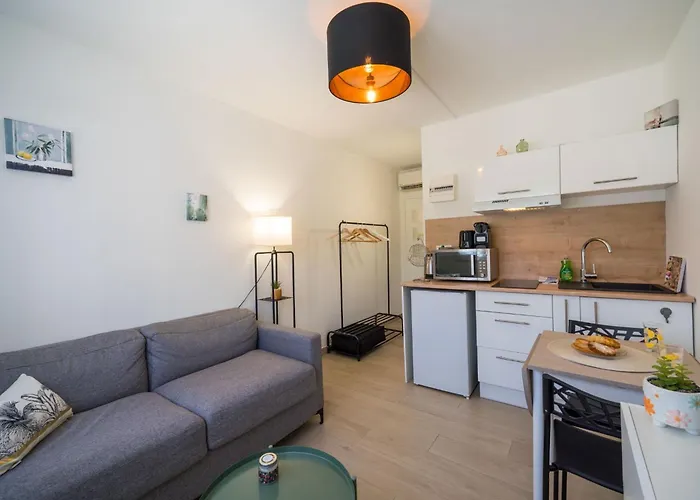 Studette Croisette, Proche Martinez *